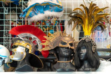 Rusya, Kazan - 9 Ağustos 2019: Karnaval kostümleri kirala. Karnaval şapkaları: kask, tüy maskesi, peruk