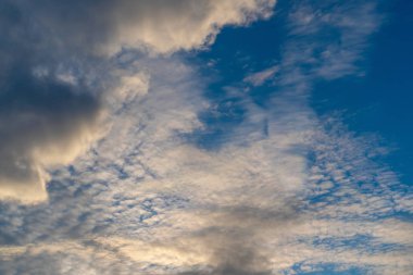 Parlak güneşli bir günde bulutlarla mavi gökyüzü. Uçsuz bucaksız mavi gökyüzü ve bulutlar gökyüzü. gökyüzünde bulutlar