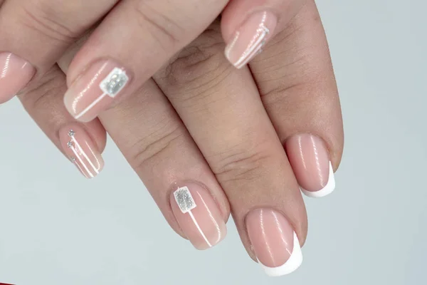 Manucure ongles français sur les mains de filles.Manucure moderne avec geometr — Photo