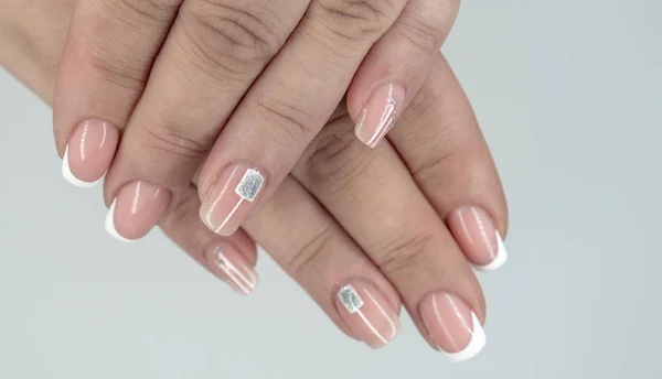 Manicure de pregos francês em mãos de menina.Manicura moderna com geometr — Fotografia de Stock