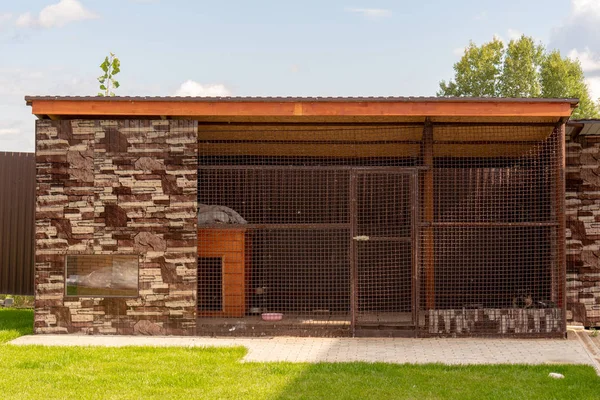 Stylish and large aviary for a German shepherd in the yard. Germ — Stock Photo, Image