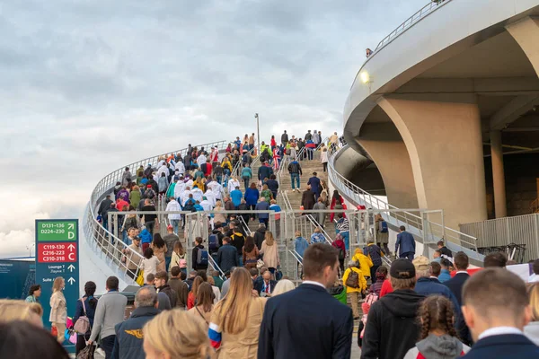 Rusia, Kazan - 27 Agustus 2019: Sebuah kerumunan penonton menaiki tangga menuju stadion — Stok Foto