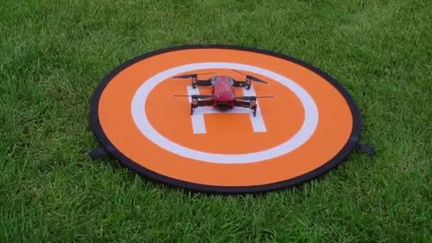 Rusya, Tataristan, 15 Haziran 2019. Heliport'ta drone. çim bir turuncu helikopter pisti üzerinde drone — Stok video