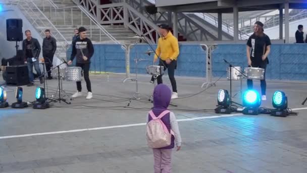 Rusko, Kazan-27. srpna 2019: pouliční bubeníci hrají pro kolemjdoucí ve městě. WorldSkills Kazan 2019 — Stock video