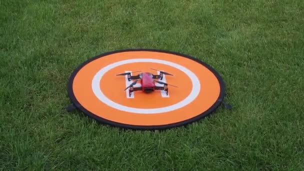 Rusya, Tataristan, 15 Haziran 2019. Heliport'ta drone. drone çim turuncu helikopter pisti ile havalanıyor. — Stok video
