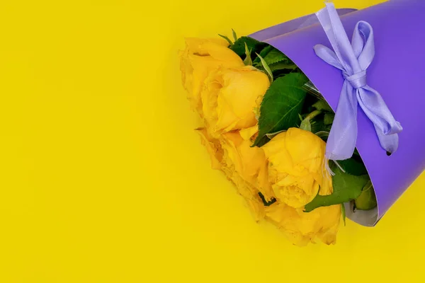 Un ramo de rosas amarillas en un paquete elegante y moderno en el — Foto de Stock