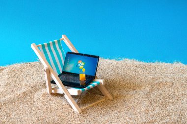 Minyatür mavi şezlong sony'nin minyatür dizüstü bilgisayar. Serbest Part time Outsources İş İstihdam Kavramı. Seyahat te çalış. Rusya, Tataristan, 05 Eylül 2019