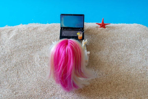 Miniature people girl with pink hair sits in a deck chair with a laptop and a glass of drink in her hands and looks at the sea. Freelance Part time Outsources Job Employment Concept . — Stock Photo, Image