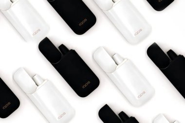 Beyaz Iqos cihaz pil ve siyah Iqos cihaz pil izole