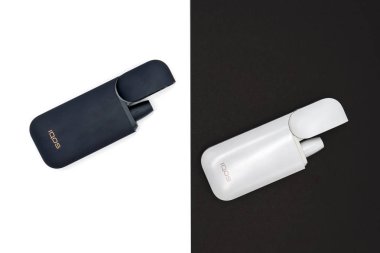 Beyaz Iqos cihaz pil ve siyah Iqos cihaz pil izole