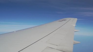 Boeing kanadı gökyüzünde yakın çekim. Phuket, Tayland - 30 Mart 2019.