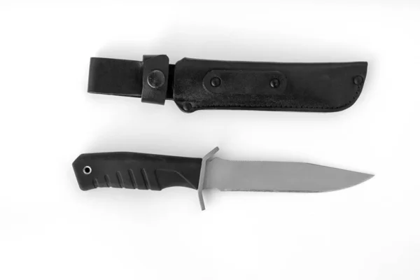 Черный армейский нож изолирован на белом фоне. нож и черный кожаный чехол крупный план — стоковое фото
