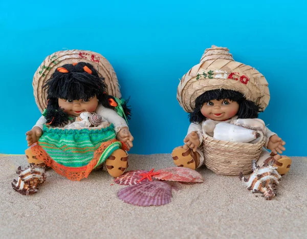 Dos figuras divertidas chico mexicano y chica mexicana en la arena sobre un fondo azul. Hola concepto mexico — Foto de Stock