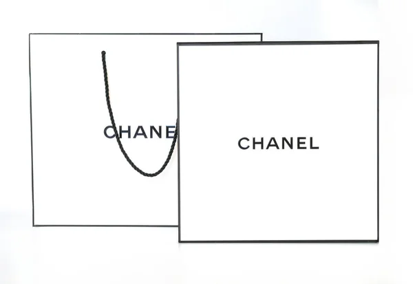 Caja y paquete Chanel aislado sobre un fondo blanco. Chanel shopper. Rusia, Tartaristán, 06 de septiembre de 2019 — Foto de Stock