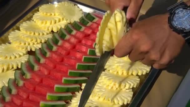 Schiffskoch Schneidet Frisches Obst Ananas Und Wassermelone Auf Einer Jacht — Stockvideo