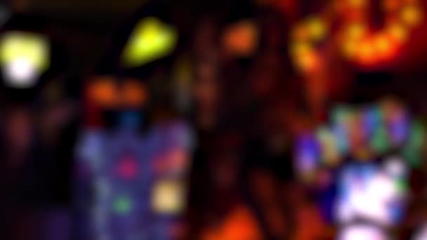 年轻女子在酒吧柜台跳舞 在酒吧里跳舞酒吧是个丑陋的土狼模糊 俄罗斯 塔塔尔 2019年9月6日 — 图库视频影像