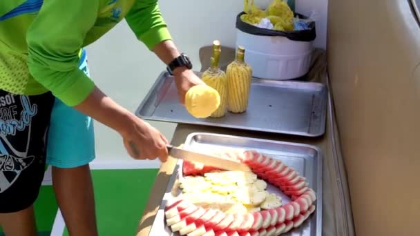 Cocinero Del Barco Corta Frutas Frescas Piñas Sandía Yate Cocinar — Vídeos de Stock