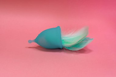 Pembe arka planda mavi tüyleri ile Mavi Adet fincan. Altern