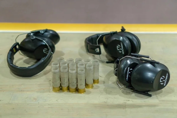 대시에서 촬영 할 때 귀를 보호하는 헤드폰. 총 — 스톡 사진