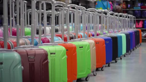 Valigie Colorate Poste Davanti Negozio Suitcases Che Gente Vacanza Compra — Video Stock