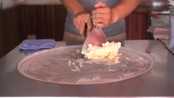 Gotowanie naturalnych lodów owocowych w stylu tajskim. Klip. Robienie lodów z marakuji na zimnym talerzu. Lody toczone, deser lodowy ręcznie robiony. — Wideo stockowe