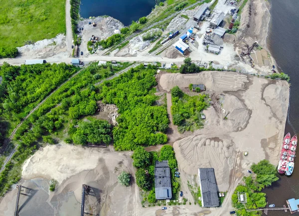 Nehir kenarındaki kum ve çakıl işleme tesisinin havadan görüntüsü. Her türlü doğal ve yapay kumun çıkarılması, tedavisi ve satışı