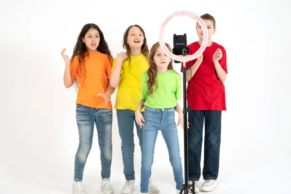 Tres Chicas Adolescentes Niño Sonriendo Filma Video Selfies Teléfono Está —  Fotos de Stock