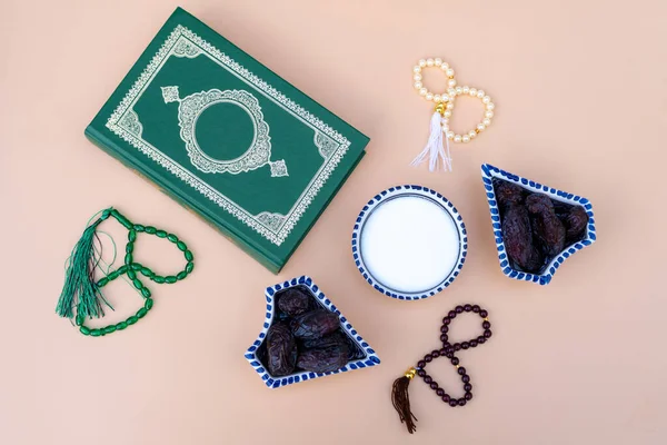 Μουσουλμανικό θέμα: ημερομηνίες, κομπολόι, Quran βιβλίο, πιάτο με αλάτι σε ένα μπεζ φόντο. Φωτεινές διακοπές Eid al-Adha — Φωτογραφία Αρχείου