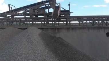 Ezici makineler, koni tipi kaya öğütücü, taş ocağında ezilmiş granit çakıl taşlarını taşıma. Ezilmiş taş ve çakıl işleme tesisi. Madencilik ve Madencilik ekipmanları.