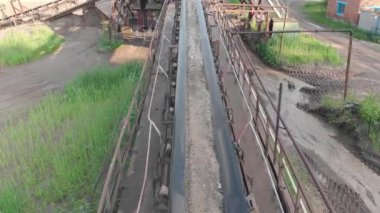 Madencilik endüstrisinde taş taşıma bandı ezildi. Beton karıştırma tesisinde taşıma bandıyla toplu taşıma. Hava aracı