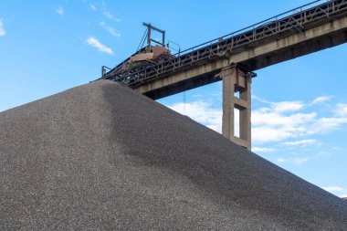 Ezici makineler, koni tipi kaya öğütücü, taş ocağında ezilmiş granit çakıl taşlarını taşıma. Ezilmiş taş ve çakıl işleme tesisi. Madencilik ve Madencilik ekipmanları