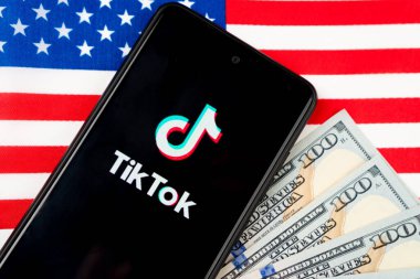 Amerikan bayrağı geçmişi olan akıllı bir telefondan Tiktok uygulama logosu. Donald Trump, Tiktok 'u Amerika' da yasaklayacak. Rusya, Kazan - 08 Ağustos 2020