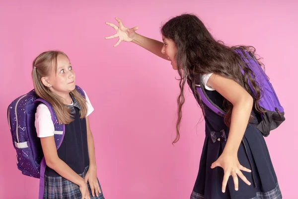 Dos Colegialas Uniformes Escolares Están Luchando Sobre Fondo Rosa — Foto de Stock