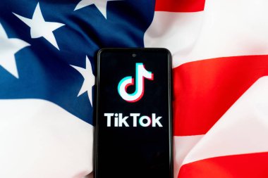 Amerikan bayrağı geçmişi olan akıllı bir telefondan Tiktok uygulama logosu. Donald Trump, Tiktok 'u Amerika' da yasaklayacak. Rusya, Kazan - 08 Ağustos 2020