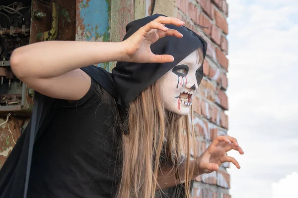 Une Petite Adolescente Costume Zombie Contre Mur Briques Halloween Jour — Photo