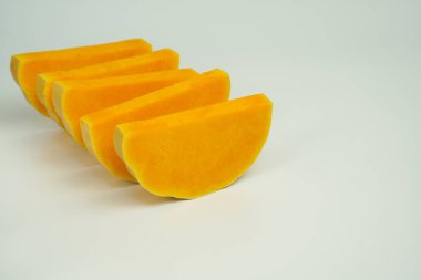 Beyaz arka planda dilimlenmiş parlak kabak