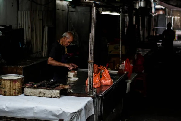 Kuala Lumpur, Malezja, 2 kwietnia 2019. Rynek Azjatycki przygotowuje uliczne jedzenie i pakuje je w worki. Fotografia uliczna Azja — Zdjęcie stockowe