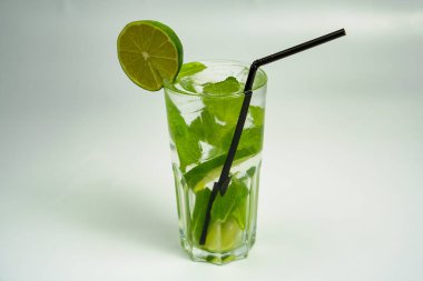 Beyaz arka planda buz, kireç ve nane ile soğuk serinletici içecek Cam