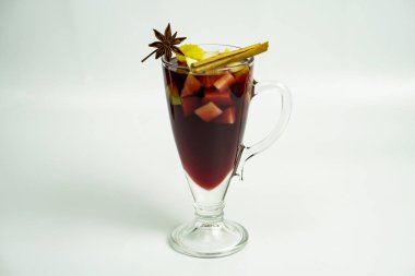 Portakallı sıcak şarap, tarçın çubukları, beyaz arka planda izole edilmiş anason..