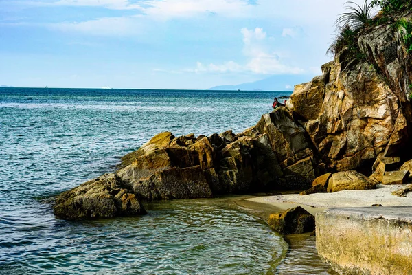 Rocks, sea and seagulls fly in the clouds. The concept of good rest and travel to the sea. — Stock Photo, Image