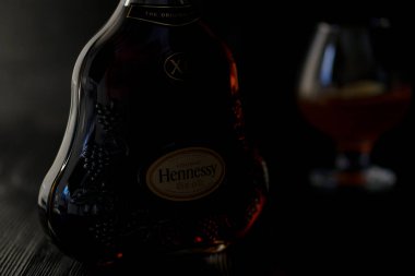 Hong Kong, Hong Kong, 10 Mayıs 2019: Konyak Hennessy X. O. 750 ml. Koyu ahşap arka plan üzerine şişe