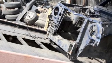 Çekiciye çarpan otomobil