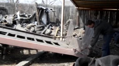 bir yükleyici üzerinde çalışan iki adam