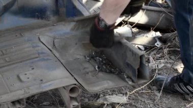 medya projeleriniz için kırık cam video görüntülerinin kalıntılarını süpürün.