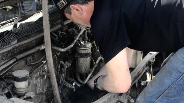 Auto Mechanic Unscrews Car Parts — Stock Video