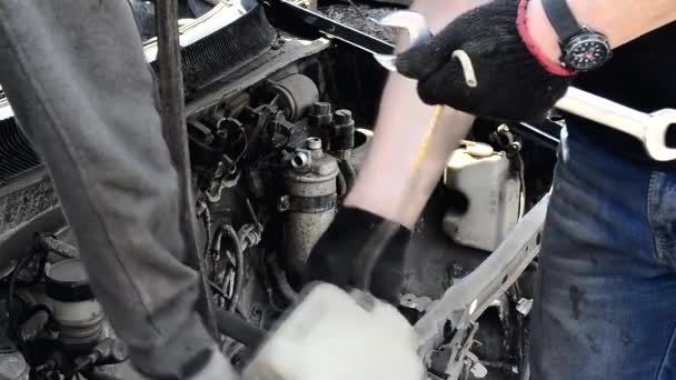 Automonteur Verwijdert Car Parts — Stockvideo