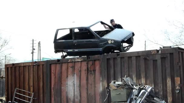 ガレージの屋根から車を押す — ストック動画