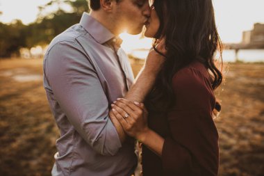 Aşık çift gün batımından bir saat önce nişanları üzerine Boston'da eğleniyor.