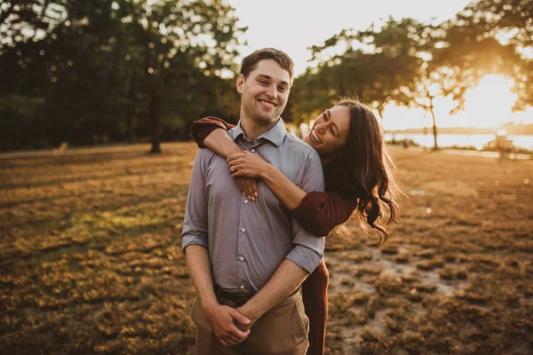Paar Liefde Plezier Boston Hun Verloving Een Uur Voor Zonsondergang — Stockfoto