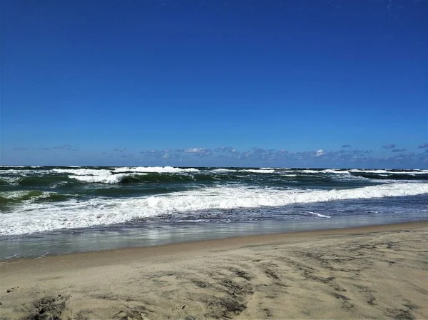 Cold Baltic Sea Emerald Green Fal Białej Pianki Błękitne Niebo — Zdjęcie stockowe